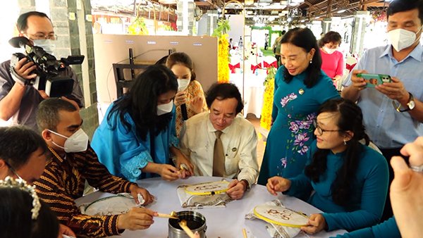 Hào hứng giao lưu văn hóa Việt Nam - Indonesia và trải nghiệm vẽ batik