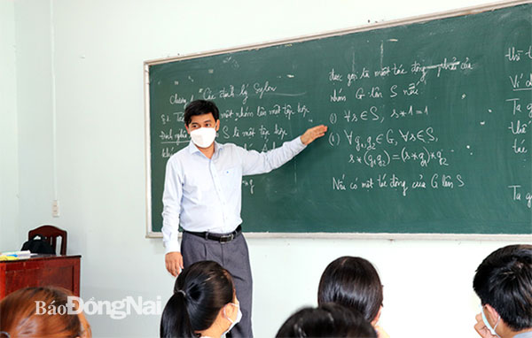 TS Trương Hữu Dũng, Trưởng bộ môn Toán học, Trường đại học Đồng Nai, trong giờ dạy học. Ảnh: Hải Yến