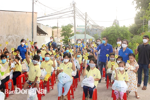 Đoàn viên Chi đoàn Báo Đồng Nai, quý thầy cô giáo cùng các em học sinh chụp hình lưu niệm tại buổi lễ.