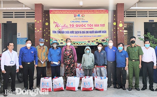 Đại diện Hội LHTN, Huyện đoàn Nhơn Trạch tặng quà cho người dân có hoàn cảnh khó khăn trên địa bàn xã Kiến Bình, H.Tân Thạnh, tỉnh Long An (Ảnh: Hải Thi)