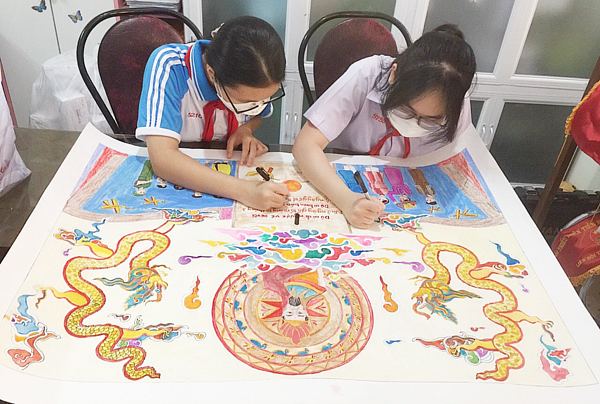 Các em học sinh trên địa bàn TP.Biên Hòa tham gia hội thi vẽ tranh Thời đại Hùng Vương qua tranh vẽ của em năm 2022. Ảnh: CTV