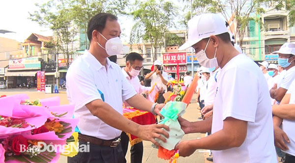 Phó chủ tịch UBND TP.Long Khánh tặng hoa cho các đoàn VĐV
