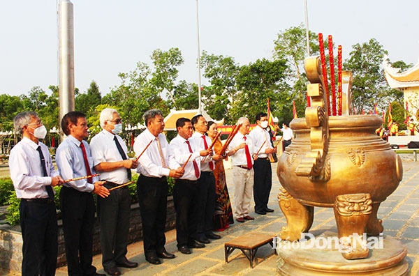 Các đồng chí lãnh đạo tỉnh, lãnh đạo H.Trảng Bom dâng hương tại Lễ giỗ Tổ Hùng Vương năm 2022 ở Công viên Văn hóa Hùng Vương, TT.Trảng Bom. Ảnh: My Ny