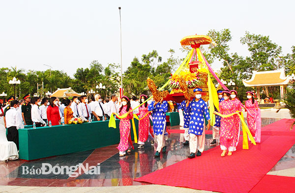Lễ rước chúc văn Lễ giỗ Tổ Hùng Vương năm 2022 ở Công viên Văn hóa Hùng Vương, TT.Trảng Bom. Ảnh: My Ny