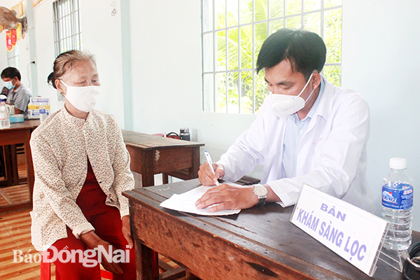 Bác sĩ khám sàng lọc trước tiêm vaccine mũi 3 cho người dân trên địa bàn xã Thanh Sơn (H.Định Quán)