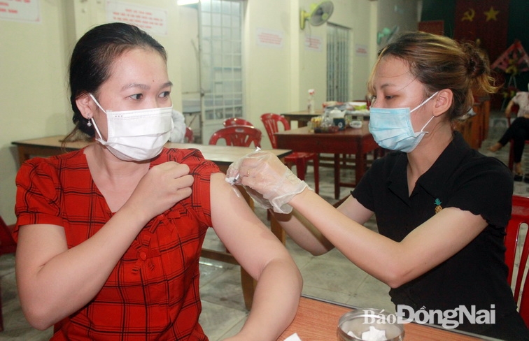 Tiêm vaccine mũi 3 cả buổi tối ngày nghỉ lễ cho người dân tại TP.Biên Hòa