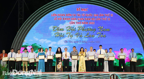  Đoàn Đồng Nai (thứ 6, từ trái qua) vinh dự nhận huy chương vàng tham gia Hội thi nghệ thuật đờn ca tài tử tại liên hoan (Ảnh: TTVH-ĐA tỉnh)