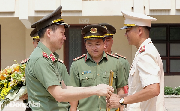 Ủy viên TVTU, Giám đốc Công an tỉnh Thiếu tướng Vũ Hồng Văn, trao quyết định của Bộ trưởng Bộ Công an thăng cấp bậc hàm cho đại úy Thái Ngô Hiếu