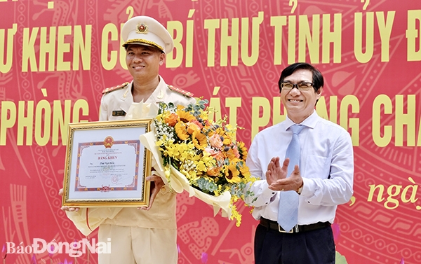  Phó chủ tịch UBND tỉnh Nguyễn Sơn Hùng trao bằng khen Chủ tịch UBND tỉnh cho đại úy Thái Ngô Hiếu
