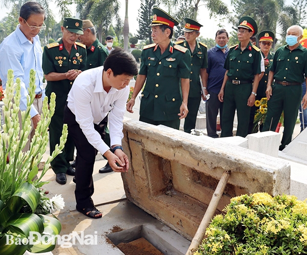  Đại biểu tưởng niệm và thực hiện nghi thức an táng liệt sĩ Cường tại Nghĩa trang liệt sĩ tỉnh