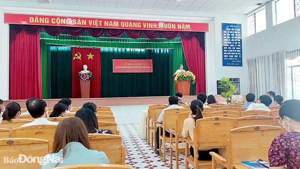 TS.Nguyễn Văn Long, Phó Hiệu trưởng Trường Chính trị tỉnh phát biểu tại lễ khai giảng