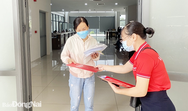 Phát tài liệu triển khai HĐĐT cho doanh nghiệp, hộ kinh doanh tham gia buổi tập huấn, đối thoại tại Cục thuế tỉnh