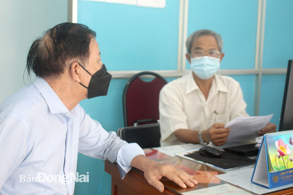 Luật sư Ngô Văn Định, Phó giám đốc Trung tâm Tư vấn pháp luật tỉnh (Hội Luật gia tỉnh) tư vấn chính sách về người có công cho người dân. Ảnh: Đ.PHÚ