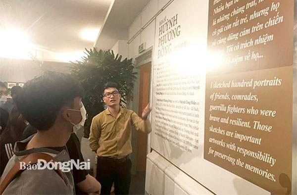 Anh Nguyễn Hùng Cường, đồng tác giả sách Bí danh Huỳnh Phương Đông, giới thiệu một số thông tin về triển lãm và cuốn sách