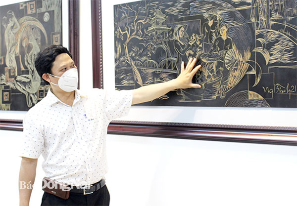 Họa sĩ Nguyễn Văn Bình (hội viên Hội Văn học nghệ thuật Đồng Nai) bên tác phẩm Nét đẹp Đồng Nai. Ảnh: Ly Na