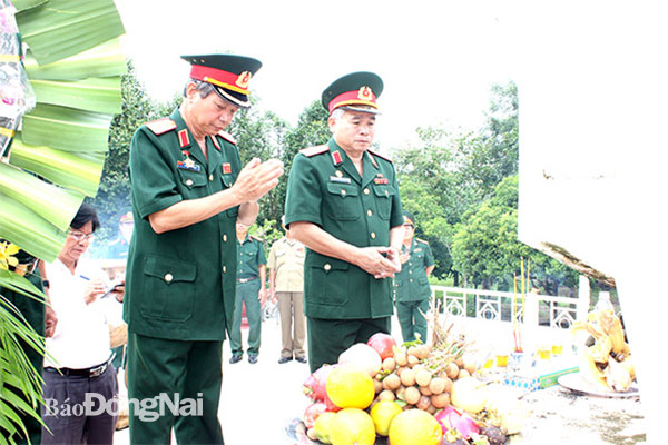 Thiếu tướng Nguyễn Viết Khai (phải) thắp hương tại Khu lưu niệm ở H.Trảng Bàng, tỉnh Tây Ninh. Ảnh: Nguyễn Minh Đức
