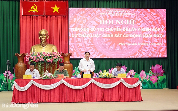 Phó trưởng Đoàn đại biểu Quốc hội tỉnh Bùi Xuân Thống phát biểu tại hội nghị