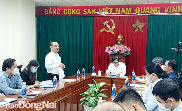 Giám đốc BHXH tỉnh Phạm Minh Thành báo cáo tình hình thực hiện chính sách BHYT, BHXH, BHTN.