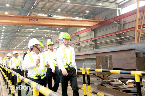 Ủy viên Trung ương Đảng, Bí thư Tỉnh ủy Nguyễn Hồng Lĩnh thăm Công ty TNHH Kết cấu thép ATAD tại Khu công nghiệp Long Khánh. Ảnh: Công Nghĩa