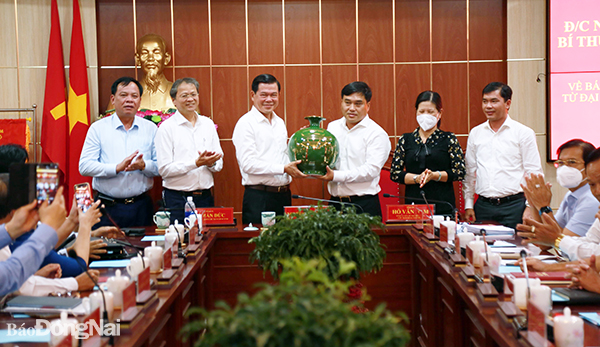 Đồng chí Nguyễn Hồng Lĩnh tặng quà lưu niệm cho Ban Thường vụ Thành ủy Long Khánh