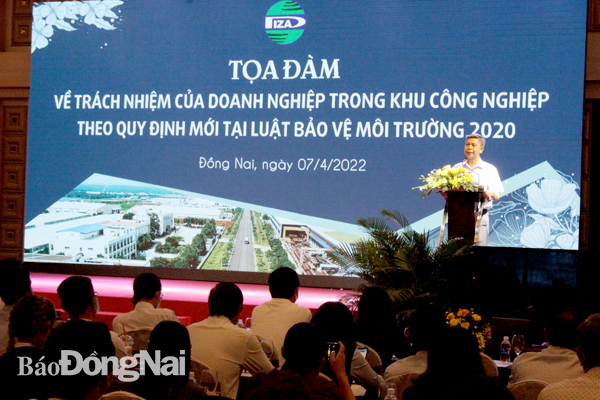 Ông Nguyễn Hữu Nghĩa, Trưởng phòng TN-MT Ban Quản lý các khu công nghiệp Đồng Nai phổ biến pháp luật môi trường đến các doanh nghiệp