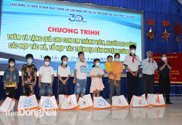 Trao quà cho học sinh huyện Xuân Lộc