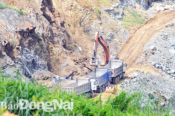 Khai thác đá tại cụm mỏ Phước Tân - Tam Phước. Ảnh: H.Lộc