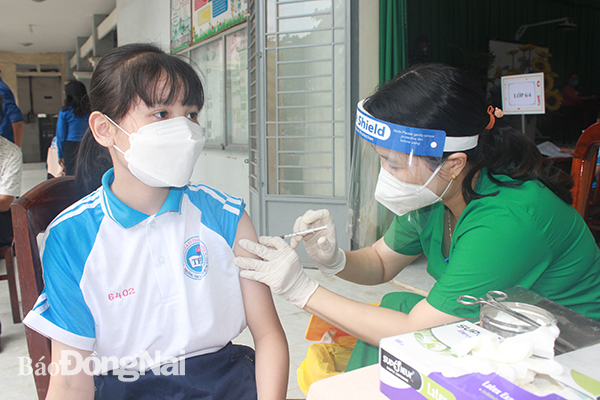Dịch bệnh Covid-19 tại Việt Nam đã được kiểm soát tốt với tỷ lệ bao phủ vaccine đạt cao. Trong ảnh: Tiêm vaccine cho trẻ từ 5-11 tuổi tại Đồng Nai.