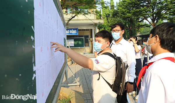 Thí sinh thi tuyển sinh lớp 10 năm học 2021-2022 tại điểm thi Trường THCS Trần Hưng Đạo (TP.Biên Hòa). 