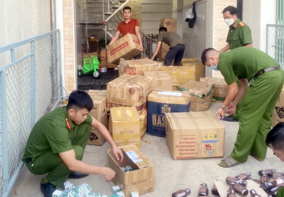 Lực lượng công an kiểm tra hàng hóa tại cơ sở kinh doanh mỹ phẩm do Hách Văn Ánh làm chủ