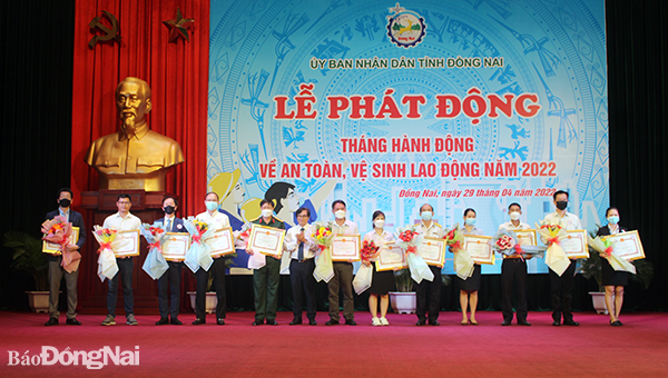 Phó chủ tịch UBND tỉnh Nguyễn Sơn Hùng tặng bằng khen cho các cá nhân và tập thể tại lễ phát động