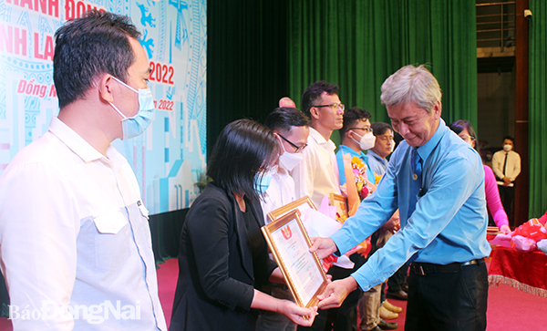 Đại diện Liên đoàn Lao động tỉnh trao bằng khen của Tổng LĐLĐ Việt Nam cho các cá nhân và tập thể
