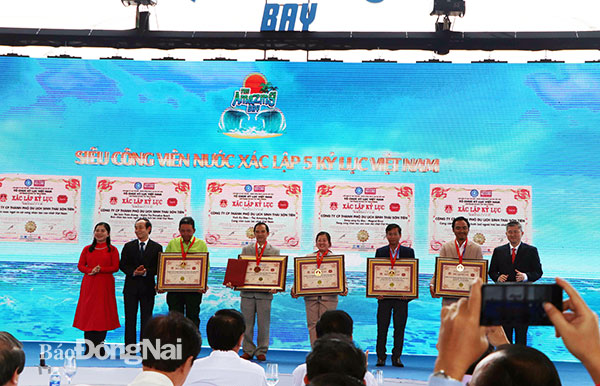 Tổ chức Kỷ lục Việt Nam trao 5 chứng nhận kỷ lục tại Siêu công viên nước Vịnh Kỳ Diệu – The Amazing Bay. Ảnh: Ngọc Liên
