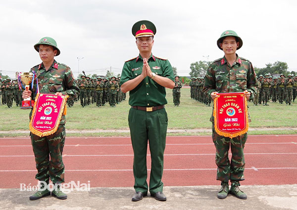 Thượng tá Bùi Anh Tuấn, Lữ đoàn trưởng Lữ đoàn 96 trao giải các đội tham gia Hội thao quân sự năm 2022