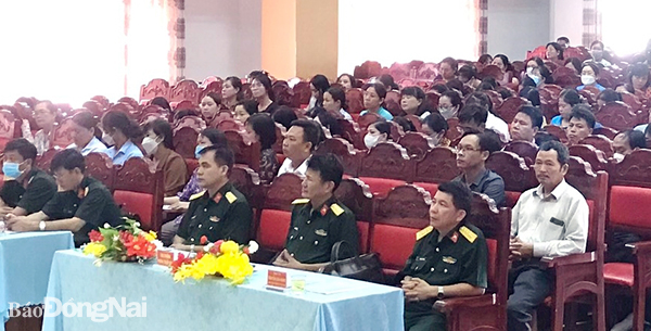Thủ trưởng Bộ CHQS tỉnh và học viên dự buổi khai mạc lớp học