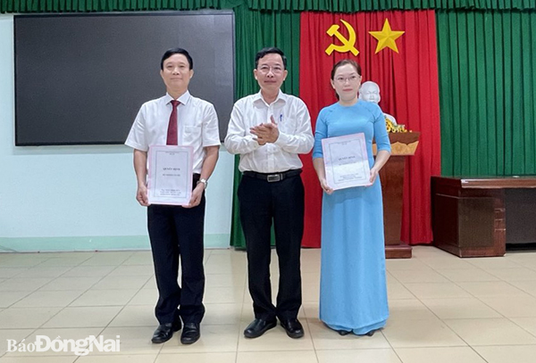  Phó giám đốc Sở Y tế Lê Quang Trung trao quyết định bổ nhiệm cho các cá nhân. (ảnh: KT)