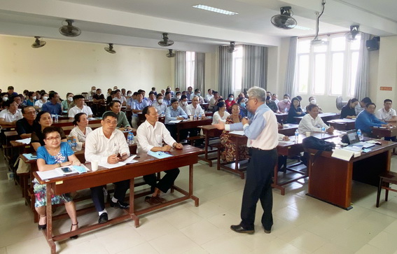 Tiến sĩ Lưu Tiến Dũng, Phó chủ tịch Liên đoàn Luật sư Việt Nam triển khai chuyên đề “Án lệ và áp dụng án lệ” đến các học viên