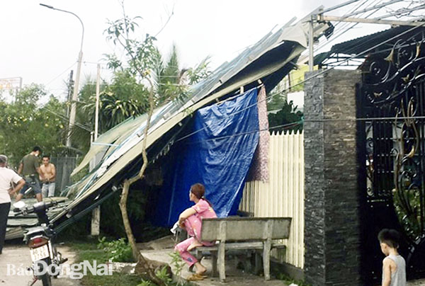 Nhiều hộ dân tại H.Định Quán bị tốc mái sau cơn mưa dông ngày 27-3. Ảnh: CTV