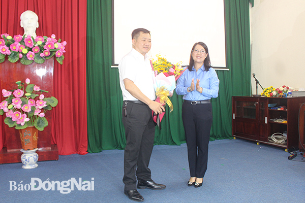 Chủ tịch Liên đoàn Lao động tỉnh Nguyễn Thị Như Ý tặng hoa tri ân đồng chí Tăng Quốc Lập sau nhiều năm gắn bó với tổ chức Công đoàn
