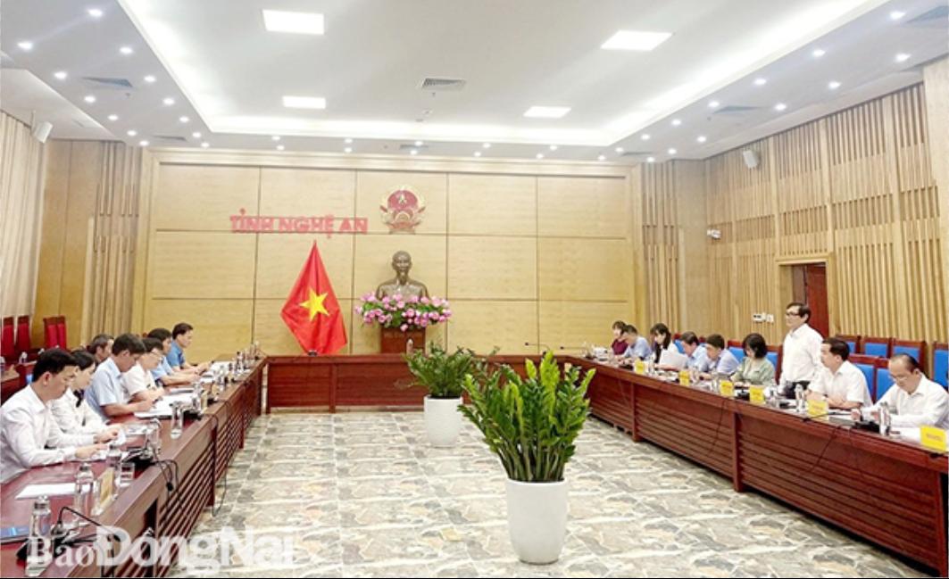 Phó chủ tịch UBND tỉnh Đồng Nai Nguyễn Sơn Hùng phát biểu tại buổi làm việc với tỉnh Nghệ An. (ảnh: CTV).