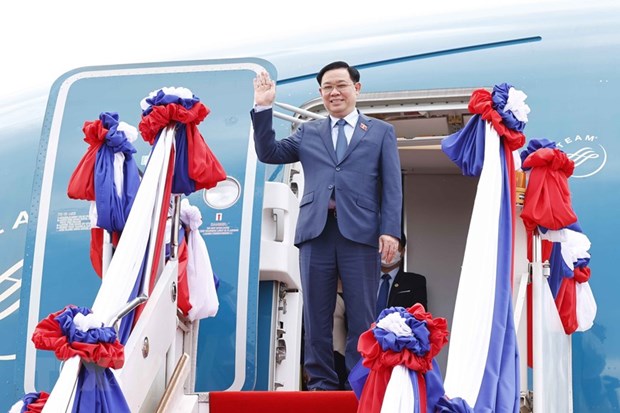 National Assembly Chairman Vuong Dinh Hue arrives in Vientiane, beginning his official visit to Laos. 