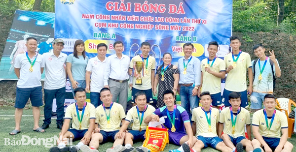 Đại diện Liên đoàn Lao động H.Trảng Bom và các Công đoàn cơ sở trao giải cho các đội tham gia thi đấu