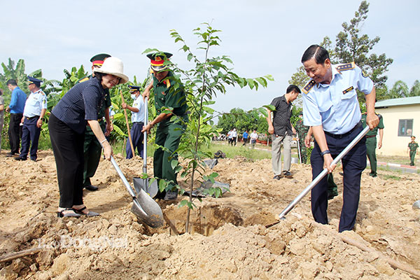 Lãnh đạo UBND H.Xuân Lộc và Cục Quản lý thị trường Đồng Nai tham gia trồng cây xanh tại Trường bắn quốc gia khu vực 3 (H.Xuân Lộc) sau buổi lễ phát động. Ảnh: Hải Quân