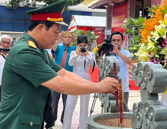 Đại tá Vũ Văn Điền dâng hương tưởng niệm liệt sĩ tại Nhà bia