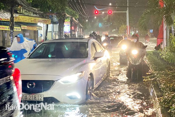 Một đoạn đường Đồng Khởi bị ngập sau cơn mưa lớn vào đầu tháng 5-2022