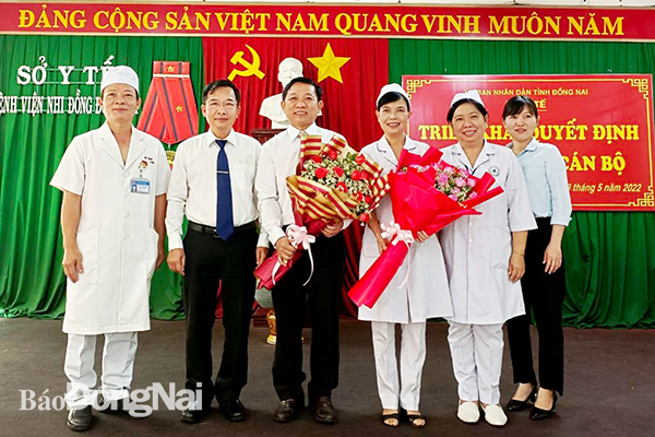 Phó giám đốc Sở Y tế Lê Quang Trung chụp hình lưu niệm với Ban giám đốc Bệnh viện Nhi đồng Đồng Nai.