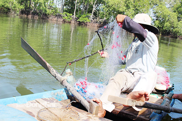 Ngư dân Tư Nên (P.Long Bình Tân, TP.Biên Hòa) thả lưới ở các nhánh kênh rạch thuộc xã Phước An (H.Nhơn Trạch). Ảnh: Đoàn Phú