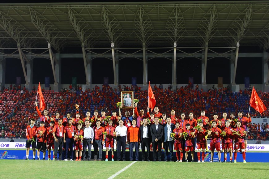 Đội tuyển nữ Việt Nam nhận HCV bóng đá nữ SEA Games 31