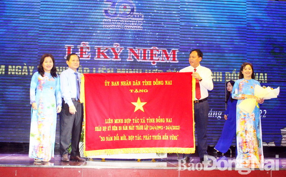 Tặng bức trướng của UBND tỉnh cho Liên minh HTX Đồng Nai nhân dịp 30 năm thành lập