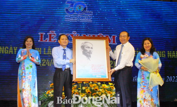 Chủ tịch Liên minh HTX Việt nam Nguyễn Ngọc Bảo tặng bức tranh Bác Hồ cho Liên minh HTX Đồng Nai